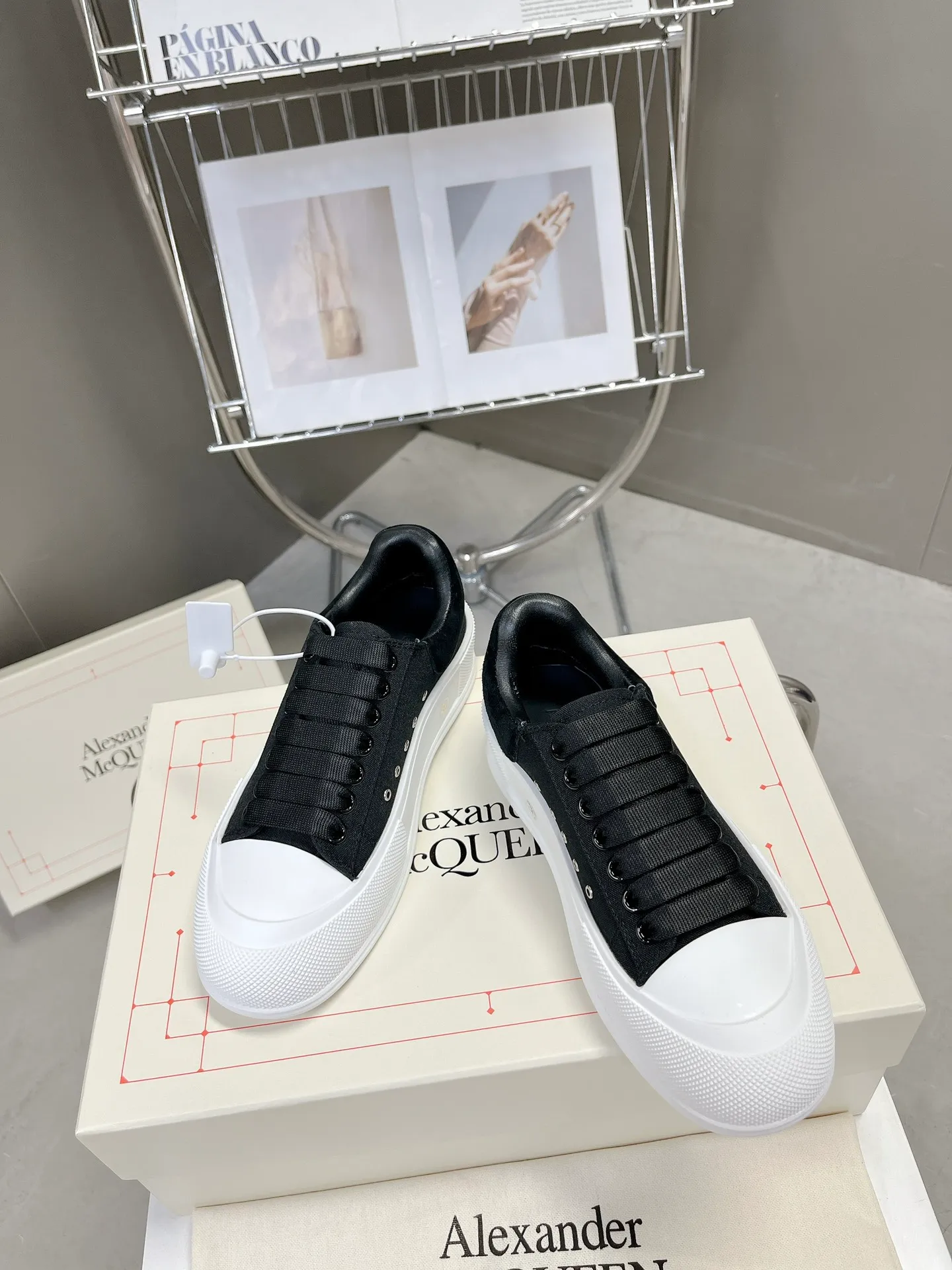👟👟Ex-factory price 540👟👟 McQueen couple shoes, the latest Milan Fashion Week T-stage show debut in early spring and summer, unique and personalized design, super classy upper foot, round toe design allows the toes to be completely released. I spent a lot of money to buy multiple pairs of originals and dismantled them to make replicas. Many stars: Guli Nazha, Wu Lei, and Internet celebrity bloggers endorsed it, Xiaohongshu became a hit, and the counters were sold out! Fabric: Specially crafted cotton canvas/imported sheepskin, sheepskin lining, cowhide feet. Size: 35-44# (GL)